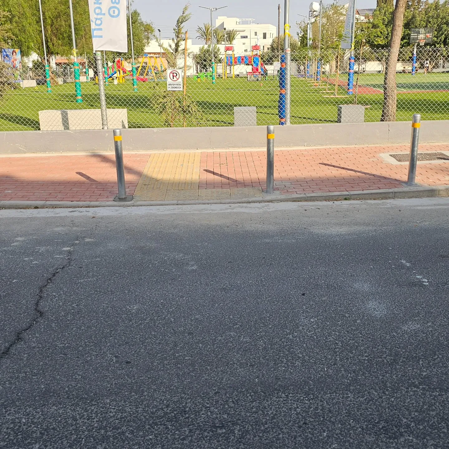 Ασφαλτόστρωση και κράσπεδα σε αστικό δρόμο