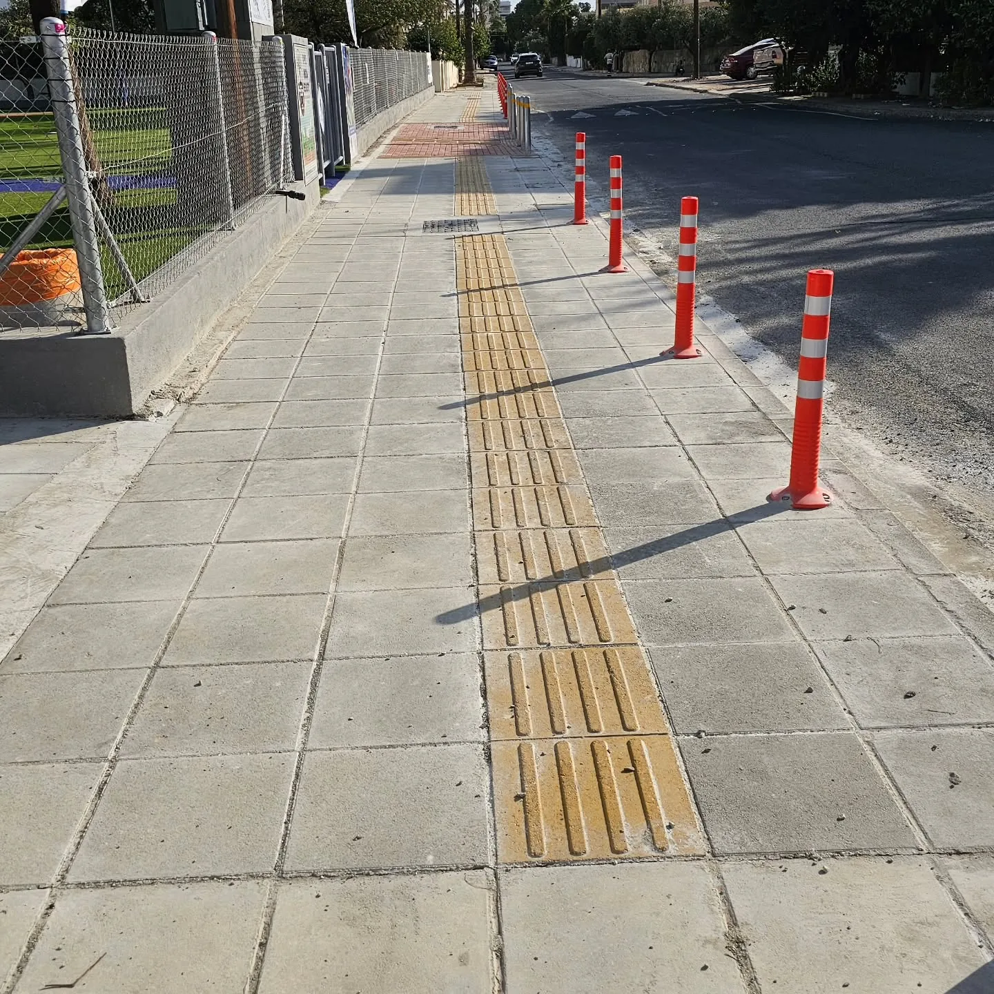 Πεζοδρόμιο με οδηγό όδευσης τυφλών και εύκαμπτους πασσάλους